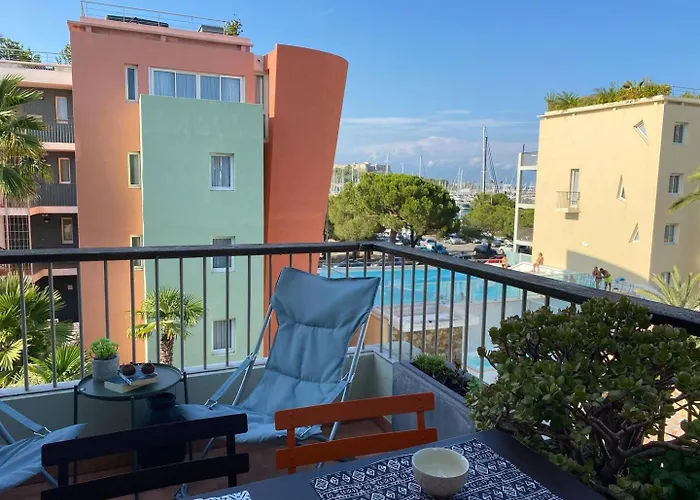 Family - Terrace - Parking - 4-5 People شقة